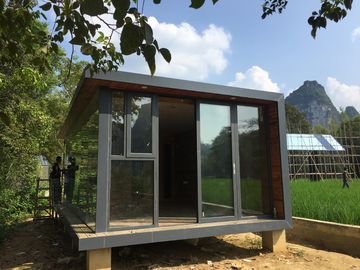 A casa pré-fabricada moderna de Moonbox abriga o estilo do feriado com interior de madeira do painel